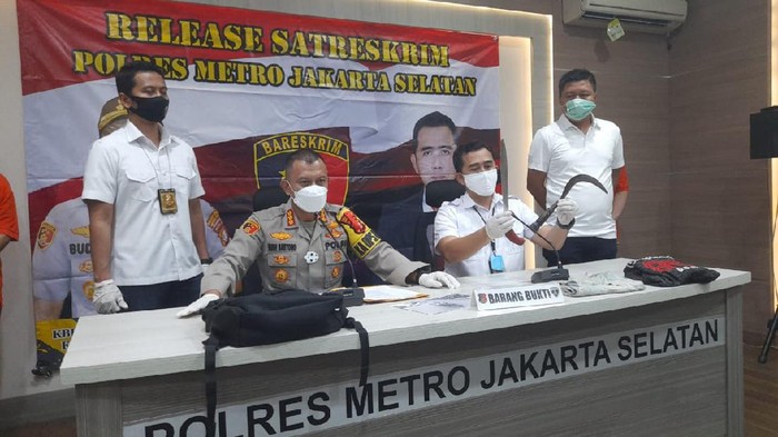 Polres Metro Jakarta Selatan merilis pelaku begal sadis yang beraksi di Jalan Pertanian, Jakarta Selatan.