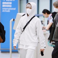 Setelan serba putih membuat tampilan otomatis jadi lebih keren. Lihat saja penampilan Baekhyun di bandara yang bisa kamu tiru untuk dipakai di rumah berikut ini.Foto: dok. Fansite