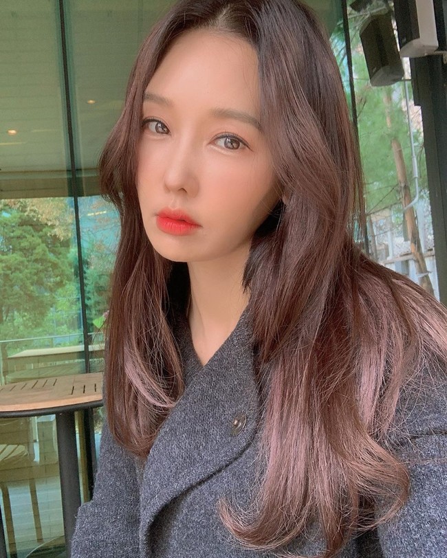 Melansir laman Oddity Central, putri Su Jin mengungkapkan bahwa sang ibu telah kecanduan selfie dan berselancar di media sosial. Foto: Instagram @sjeuro