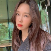 Melansir laman Oddity Central, putri Su Jin mengungkapkan bahwa sang ibu telah kecanduan selfie dan berselancar di media sosial. Foto: Instagram @sjeuro