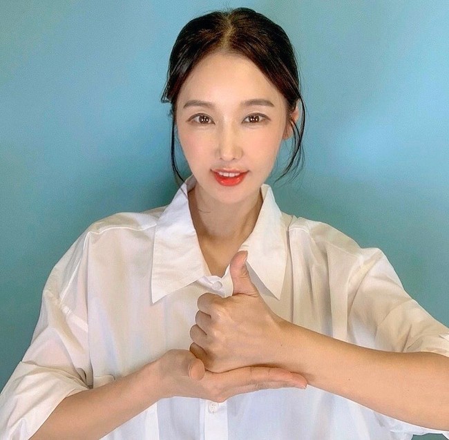 Su Jin pertama kali jadi viral pada 2016 sejak foto-foto dirinya yang awet muda tersebar di media sosial, bersamaan dengan informasi yang meyakinkan bahwa ia telah berusia 48 tahun. Sejak saat itu ia jadi populer dan tampil di beberapa acara televisi. Foto: Instagram @sjeuro