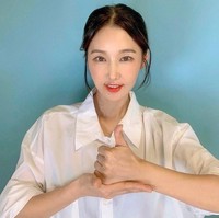 Su Jin pertama kali jadi viral pada 2016 sejak foto-foto dirinya yang awet muda tersebar di media sosial, bersamaan dengan informasi yang meyakinkan bahwa ia telah berusia 48 tahun. Sejak saat itu ia jadi populer dan tampil di beberapa acara televisi. Foto: Instagram @sjeuro