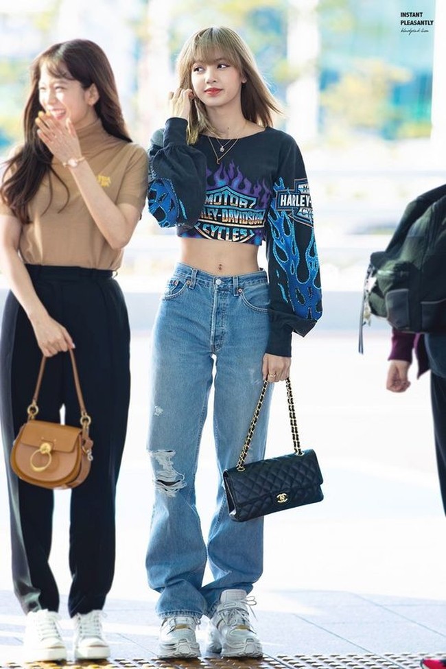 Lisa Blackpink jadi panutan berbusana banyak KPopers. Gaya kali ini yang memakai crop top pun bisa jadi inspirasi gaya rumahan keren kamu selama masa PSBB.Foto: dok. Fansite