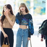 Lisa Blackpink jadi panutan berbusana banyak KPopers. Gaya kali ini yang memakai crop top pun bisa jadi inspirasi gaya rumahan keren kamu selama masa PSBB.Foto: dok. Fansite