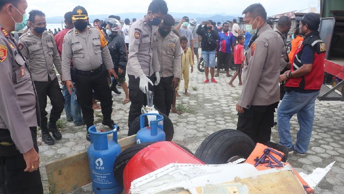 Proses evakuasi pesawat MAF Jatuh di Danau Sentani, Papua.