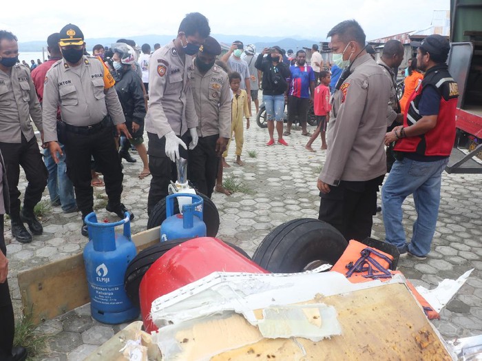 Proses evakuasi pesawat MAF Jatuh di Danau Sentani, Papua.