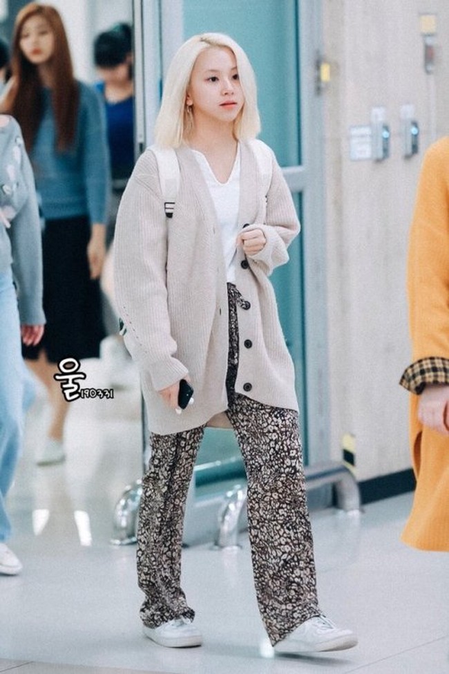 Kaus putih dan celana longgar menjadi setelan yang cocok dipakai di rumah. Tambahan kardigan oversized seperti Chaeyoung TWICE sebagai luaran jika merasa dingin atau ingin lebih tertutup.Foto: dok. Fansite