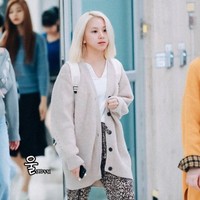 Kaus putih dan celana longgar menjadi setelan yang cocok dipakai di rumah. Tambahan kardigan oversized seperti Chaeyoung TWICE sebagai luaran jika merasa dingin atau ingin lebih tertutup.Foto: dok. Fansite