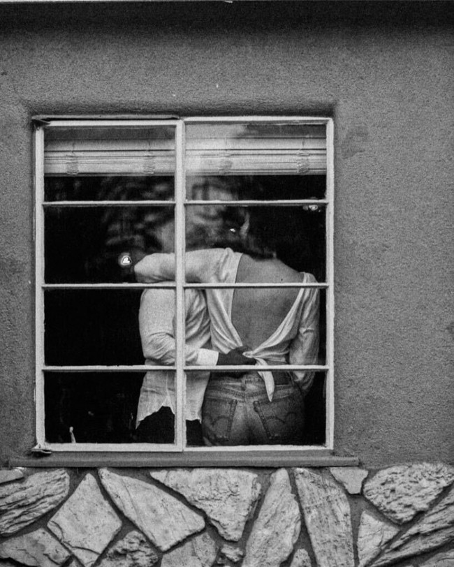 Foto lainnya yang tertangkap kamera, ketika pasangan bermesraan. Foto yang dibuat hitam-putih ini tampak begitu romantis. Foto: dok. Caroline White Photography