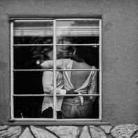 Foto lainnya yang tertangkap kamera, ketika pasangan bermesraan. Foto yang dibuat hitam-putih ini tampak begitu romantis. Foto: dok. Caroline White Photography