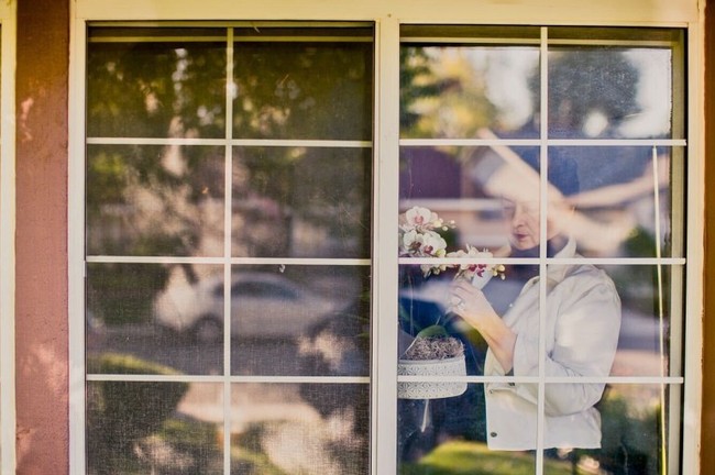 Fotografi di tengah karantina adalah emosi yang roller coaster, aneh, sedih, kreatif, dan masih banyak lagi. Aku senang memotret teman, tetangga, dan ada juga yang menyewaku untuk melakukan pemotretan singkat dari balik jendela, ujar wanita yang berbasis di Los Angeles itu.  Foto: dok. Caroline White Photography