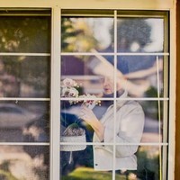Fotografi di tengah karantina adalah emosi yang roller coaster, aneh, sedih, kreatif, dan masih banyak lagi. Aku senang memotret teman, tetangga, dan ada juga yang menyewaku untuk melakukan pemotretan singkat dari balik jendela, ujar wanita yang berbasis di Los Angeles itu.  Foto: dok. Caroline White Photography