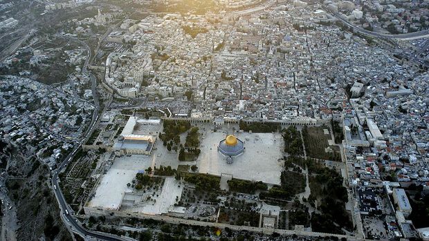 Terbang di langit Palestina, terlihat jelas kompleks suci yang disebut Al Haram Asy-Syarif. Di tempat tersebut terdapat dua tempat suci yang penamaannya sering tertukar: Masjid Al Aqsa dan Kubah Shakhrakh atau Dome of Rock.