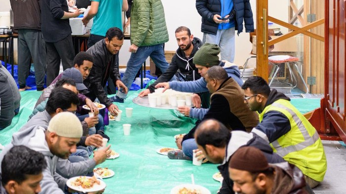 Ilustrasi orang buka puasa bersama Ilustrasi orang buka puasa bersama. Kai Schwoerer/Getty Images