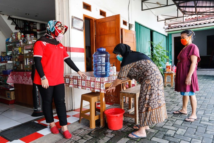 Usaha Mikro, Kecil, dan Menengah (UMKM) jadi salah satu sektor usaha yang paling terdampak pandemi COVID-19. Oleh karena itu tindakan preventif pun dilakukan agar membuat kenyamanan masyarakat Indonesia dalam berbelanja.