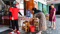 Pelanggan antri untuk mencuci tangan sebelum berbelanja di toko kelontong di kawasan Cilandak, Jakarta, Rabu (13/05/2020). Di masa pandemi COVID-19, SRC menerapkan tindakan preventif salah satunya dengan menyediakan tempat cuci tangan portable. Foto: dok. SRC