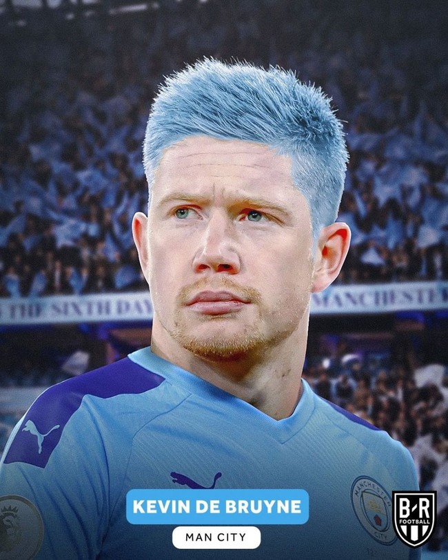 Warna biru langit menghiasi rambut Kevin De Bruyne, sesuai dengan warna jersey klubnya yakni, Manchester City. (Foto: Instagram/ @brfootball)