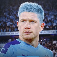 Warna biru langit menghiasi rambut Kevin De Bruyne, sesuai dengan warna jersey klubnya yakni, Manchester City. (Foto: Instagram/ @brfootball)