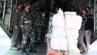 Panglima TNI Marsekal TNI Hadi Tjahjanto memimpin upacara pelepasan bantuan kemanusiaan di Base Ops Pangkalan Udara Halim Perdanakusuma, Jakarta, Selasa (12/5/2020).