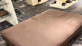 Namun baru-baru ini pemerintah Malaysia memperbolehkan area publik termasuk mal untuk beroperasi. Foto: Nex Nezeum via Bored Panda