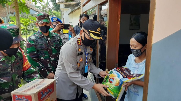 Polri-TNI Kota Malang Bagikan Sembako Untuk Warga Tak Terima Bansos