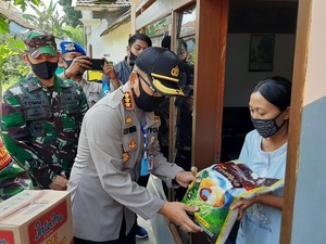 Polri-TNI Kota Malang Bagikan Sembako untuk Warga yang Tak Terima Bansos