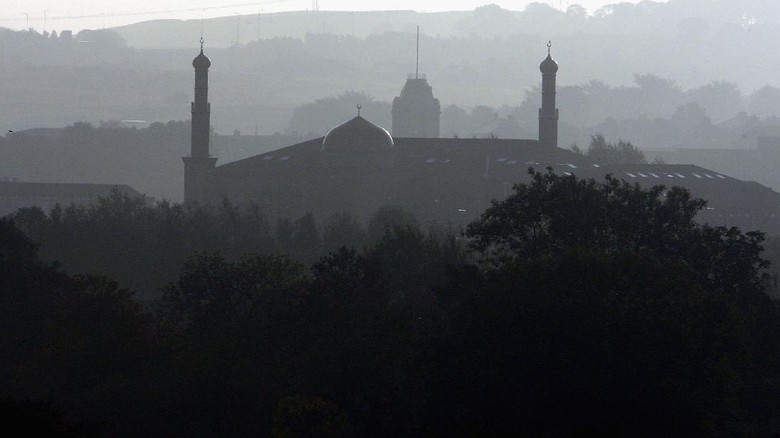 Siluet masjid Blackburn BLACKBURN, UNITED KINGDOM - OCTOBER 14: A Mosque is sillouhetted against the skyline on October 14, 2006, Blackburn, England. Local MP Jack Straw made comments last week regarding his view that veils such as the Burqa and Niqab split communities. (Photo by Christopher Furlong/Getty Images)