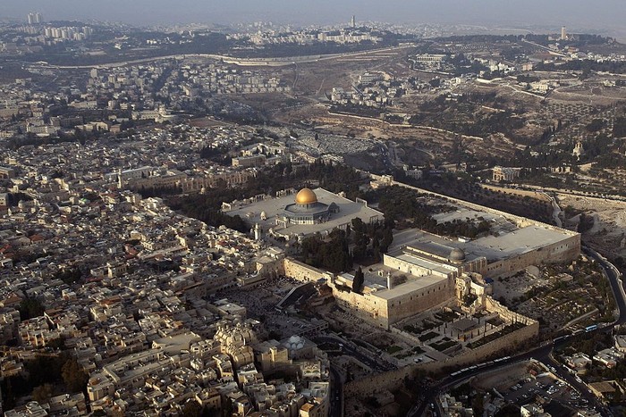 Terbang di langit Palestina, terlihat jelas kompleks suci yang disebut Al Haram Asy-Syarif. Di tempat tersebut terdapat dua tempat suci yang penamaannya sering tertukar: Masjid Al Aqsa dan Kubah Shakhrakh atau Dome of Rock.