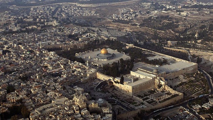 Terbang di langit Palestina, terlihat jelas kompleks suci yang disebut Al Haram Asy-Syarif. Di tempat tersebut terdapat dua tempat suci yang penamaannya sering tertukar: Masjid Al Aqsa dan Kubah Shakhrakh atau Dome of Rock.