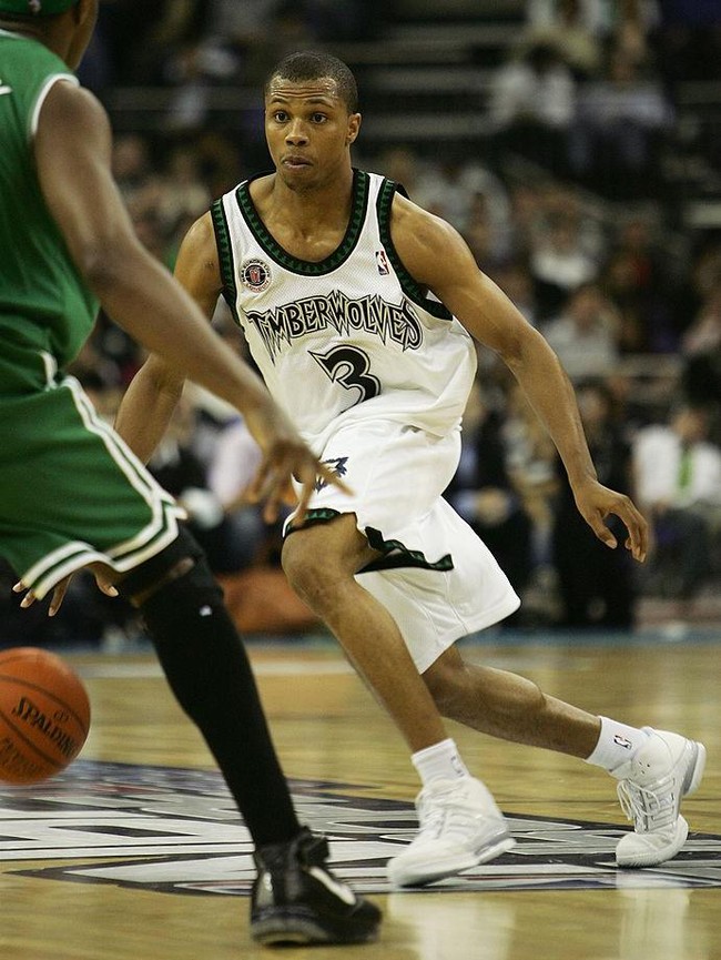 Mantan pemain NBA Sebastian Telfair harus kehilangan dua orang tersayang, ibu dan kakaknya hanya berjarak satu bulan. Sang ibu, Erica, meninggal pada 27 April dan kakaknya Dan tutup usia 28 Maret 2020. Keduanya meninggal karena virus Corona. Foto: Getty Images/John Gichigi