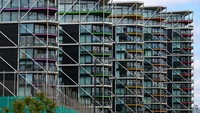 Deretan balkoni apartemen mewah Riverlight, distrik Nine Elms,  London (12/5/2020). Di Inggris sektor properti nyaris tidak ada pemulihan setelah pada bulan-bulan sebelumnya terus menurun.