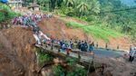 Hujan Lebat Akibatkan Jembatan Cinyiru Lebak Ambles