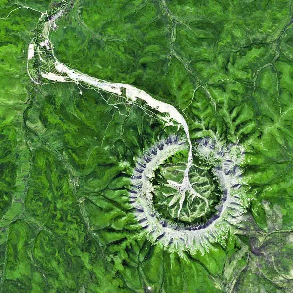 Di tahun 2006, NASA membuat foto citra satelit Kondyor Massif menggunakan teknologi ASTER dan Satelit Terra. Hasilnya cukup mengejutkan. (NASA/Jesse Allen/Courtesy of GSFC/METI/ERSDAC/JAROS) Di tahun 2006, NASA membuat foto citra satelit Kondyor Massif menggunakan teknologi ASTER dan Satelit Terra. Hasilnya cukup mengejutkan. (NASA/Jesse Allen/Courtesy of GSFC/METI/ERSDAC/JAROS)