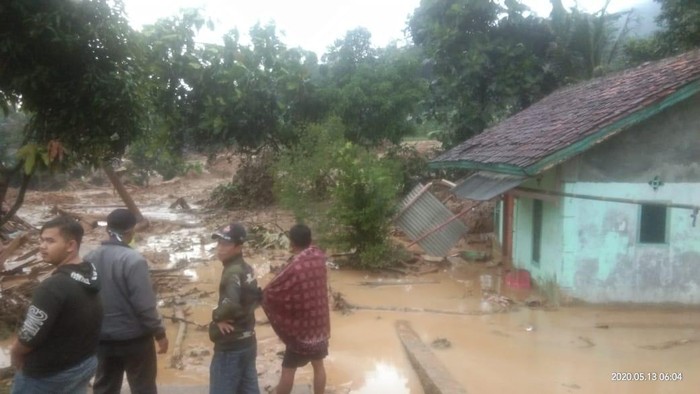 Longsor di Leuwisadeng Bogor