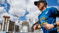 Pelari melewati pembangunan superblok di distrik Nine Elms,  London (12/5/2020).  Pemerintah Inggris menyatakan terus mengambil berbagai upaya untuk memulihkan ekonomi pada masa-masa pandemi Corona.