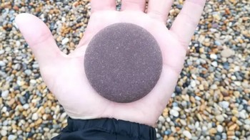 Batu yang berbentuk bulat alami ini super satisfying. Foto: retroly / Via reddit.com