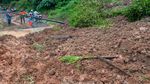 Hujan Lebat Akibatkan Jembatan Cinyiru Lebak Ambles