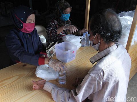Warga Antre Paket Makanan Murah di Bandung