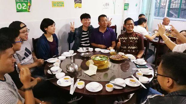 Berbuka puasa bersama Profesor Huang Aixiang di restoran Halal Qīngzhēn Hóngniúyuán 清真红牛