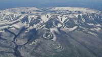 Kondyor Massif, begitulah nama kawah misterius ini. Bentuknya cukup aneh, seperti rangkaian pegunungan berbentuk lingkaran tapi dengan ceruk kawah di tengahnya. (Discover Russia/Mcvld)