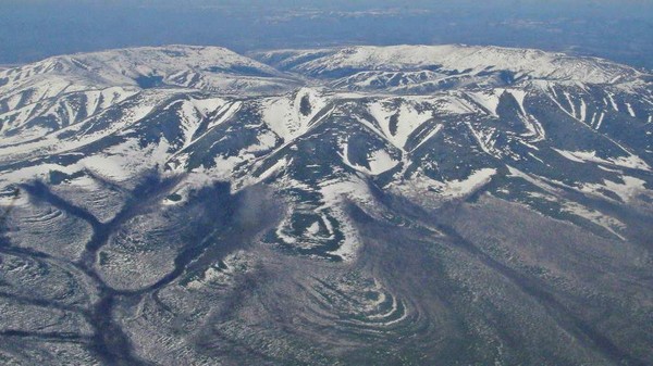 Kondyor Massif, begitulah nama kawah misterius ini. Bentuknya cukup aneh, seperti rangkaian pegunungan berbentuk lingkaran tapi dengan ceruk kawah di tengahnya. (Discover Russia/Mcvld) Kondyor Massif, begitulah nama kawah misterius ini. Bentuknya cukup aneh, seperti rangkaian pegunungan berbentuk lingkaran tapi dengan ceruk kawah di tengahnya. (Discover Russia/Mcvld)