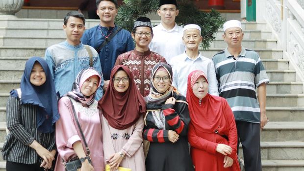 Pelajar Indonesia beramah-tamah dengan Muslim suku Hui di Kunming