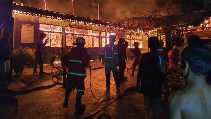 Petugas saat memadamkam api di SMPN 7 Pekanbaru
