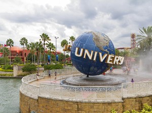 Bikin Pendemo Kepanasan, Universal Studio Diduga Tebang Pohon di Sepanjang Jalan
