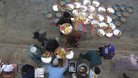Relawan mengatur makanan bagi orang-orang untuk berbuka puasa.