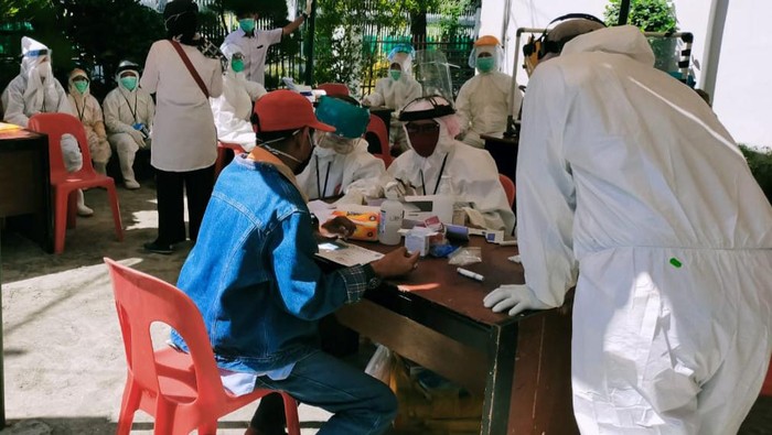 300 juru parkir di Makassar ikut rapid test.