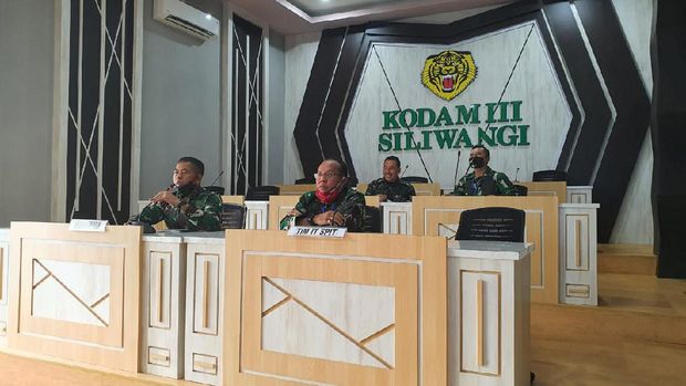 Personel Kodam III Siliwangi saat sosialisasi aplikasi SPIT.