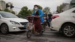 Riuhnya Warga Wuhan yang Gemar Bersepeda Listrik