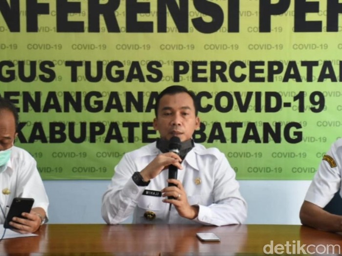 Bupati Batang, Wihaji jumpa pers terkait kasus Corona, Rabu (13/5/2020).
