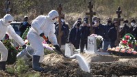 Dengan tambahan 10.889 kasus dalam 24 jam, berarti sudah 10 hari berturut-turut Rusia melaporkan tambahan kasus harian di atas 10 ribu kasus. AP Photo/Dmitri Lovetsky.